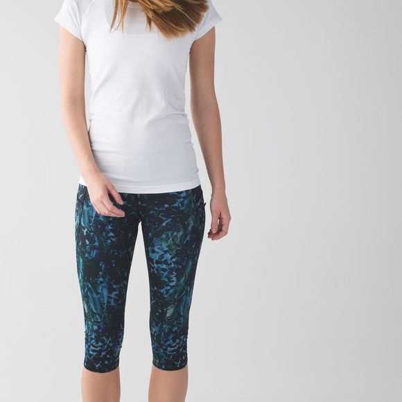 Lululemon Run: Top Speed Crop Full-On Luxtreme
Floral Backdrop Blue Denim Multi - Picture 3 of 14